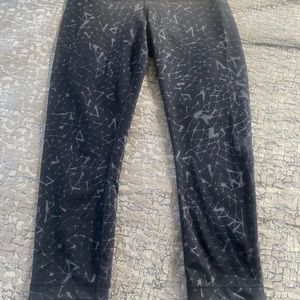Lululemon women’s black and gray  print cropped speed leggings size 6